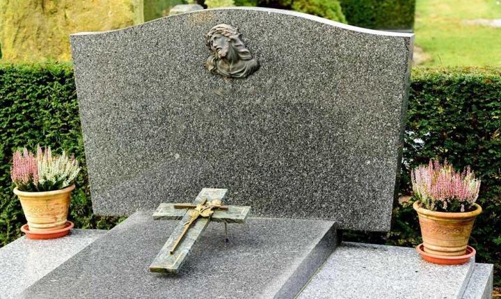 Nous proposons diverses prestations pour nettoyer les tombes