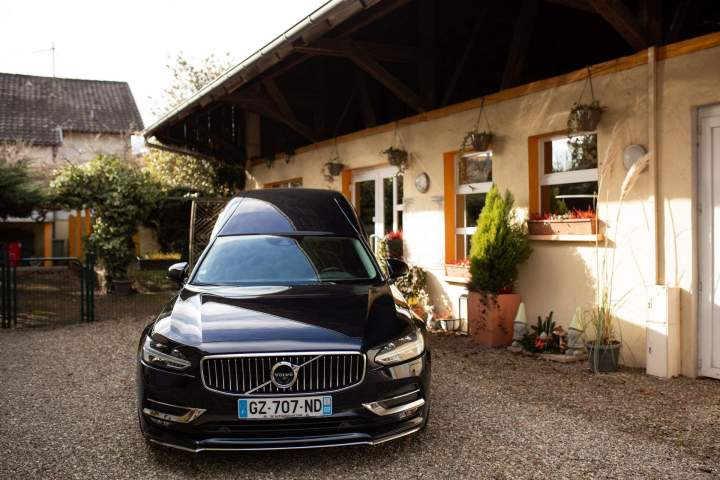 Depuis 4 générations, nous assurons le transport du corps au lieu indiqué.