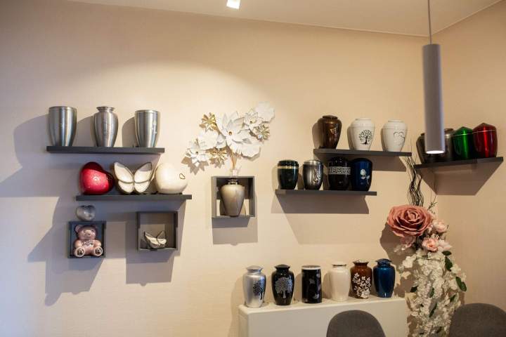 Nous vous conseillons et vous orientons dans vos choix d’articles funéraires.